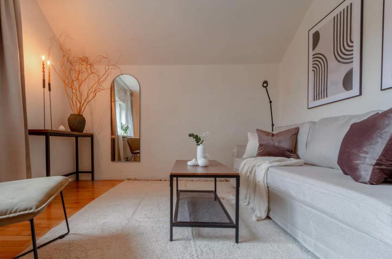 Bright 1BR Apartment with Balcony 20min to City - Chambres d'hôtes Stockholm