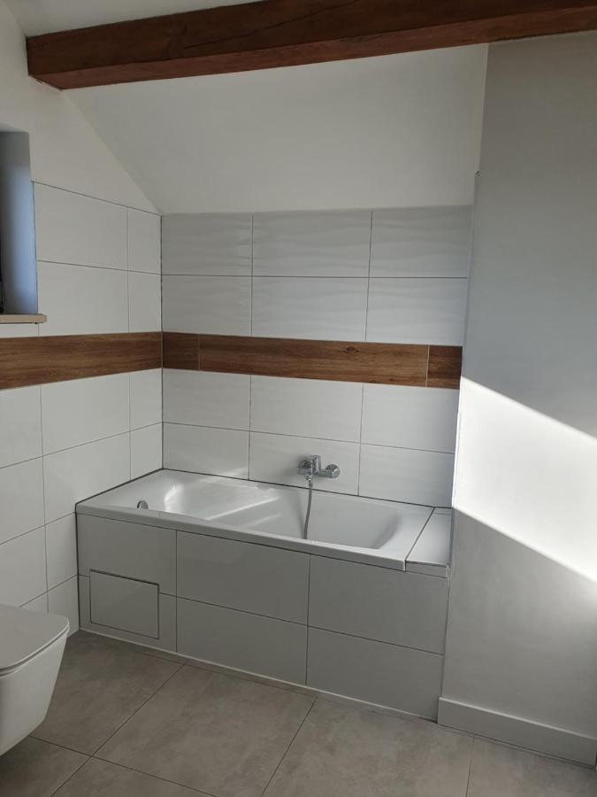 dom piętrowy, 3 sypialnie, salon, aneks kuchenny, ogród z zestawem wypoczynkowym, prywatny podjazd na 2 samochody, Wi-Fi - B&B Mosty