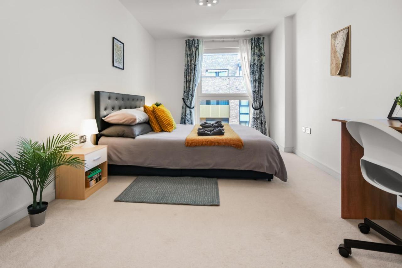 Top-Floor Flat with Balcony and Roof Terrace near Canary Wharf - B&B London