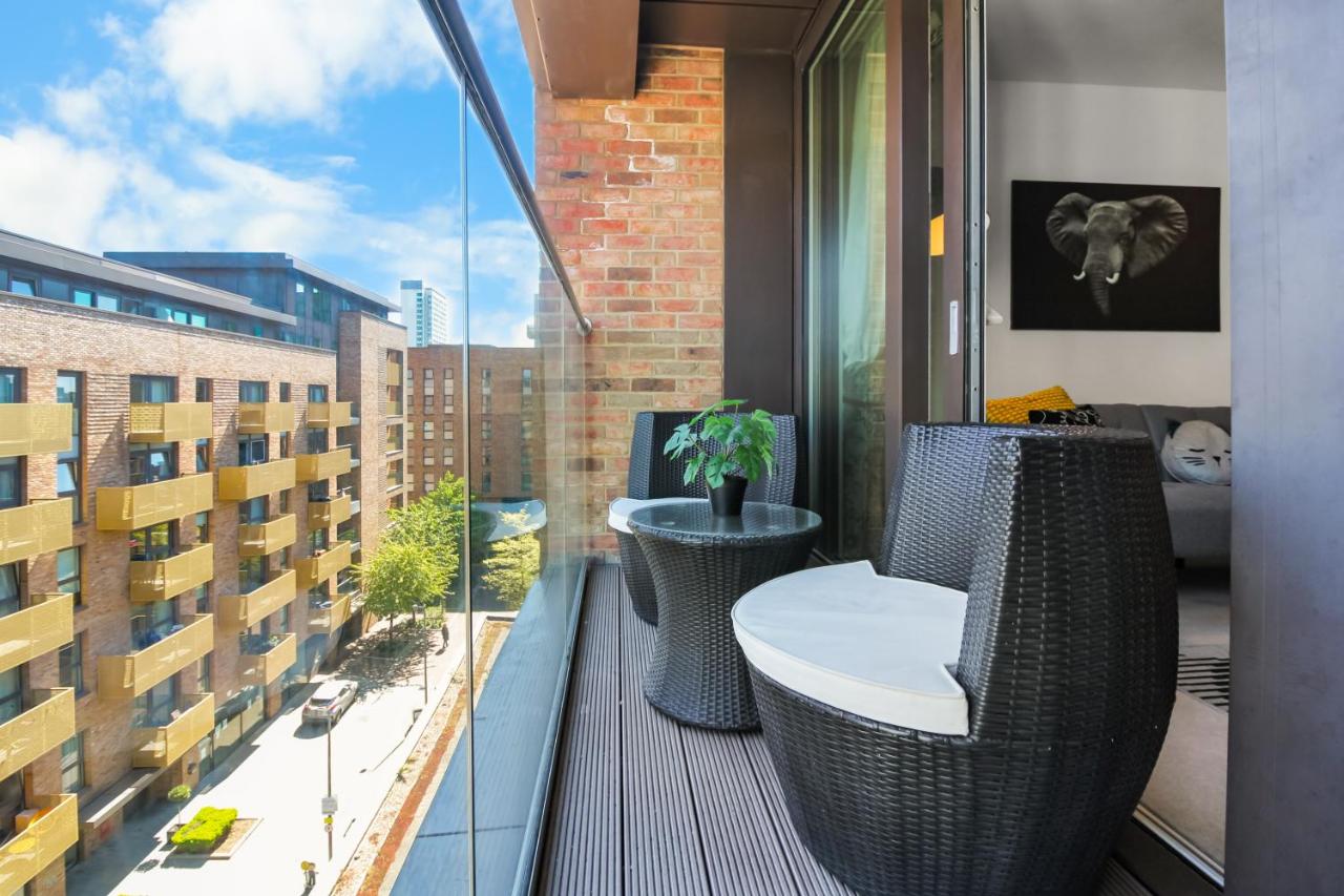 Modern Apartment with Private Balcony and Terrace , 10 Mins to O2 Arena - Chambres d'hôtes Londres