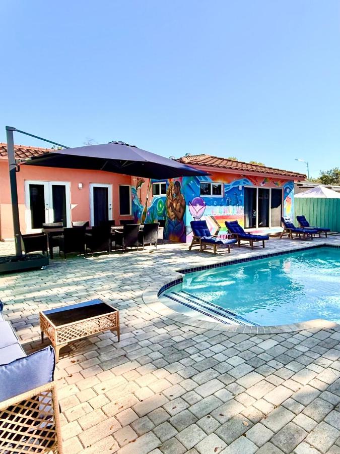 Wilton MerManor - An Iconic Merman Pool Oasis - B&B Fort Lauderdale