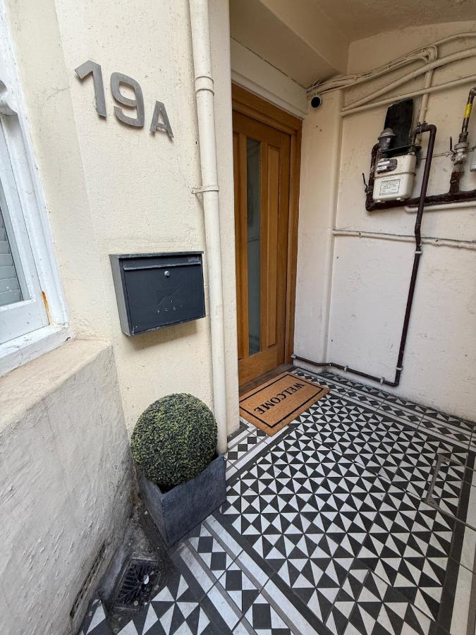 Seaside Serenity Stylish Flat Steps from beach - Bed and Breakfast Brighton