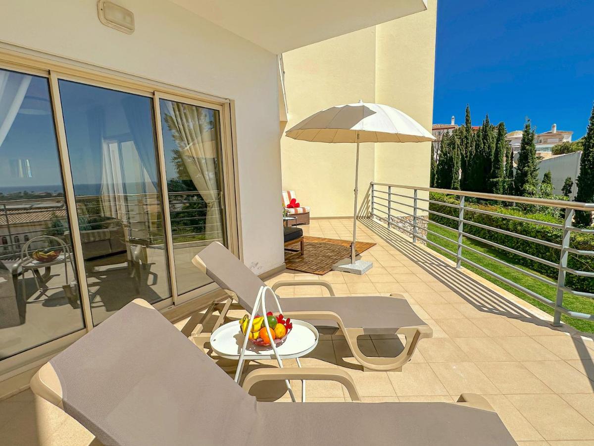 BnB Homes Ocean view Apartment with huge sunny Terrace, 2 Swimming pools & Tennis court - Chambres d'hôtes Albufeira