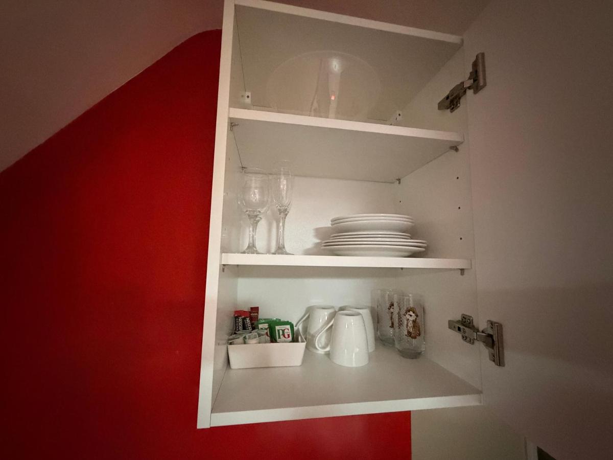 Budget Studio for 3 with sofa bed & Free Parking - 2nd floor - B&B Gosport