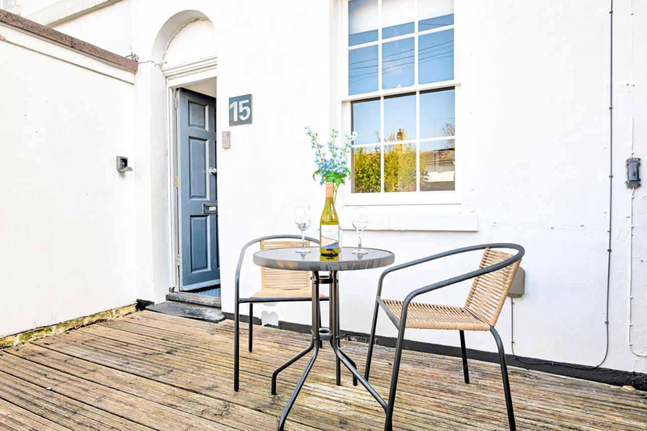 Central Canterbury Gem New Refreshed Decor Sunny Deck Outdoor Furniture FREE Parking 2BR 2BA TOP Location - Chambres d'hôtes Canterbury