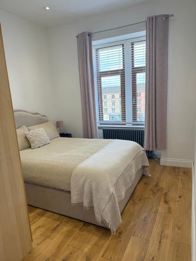 Top Floor West End Flat - 3-Min Walk to Subway - Park Views - B&B Glasgow