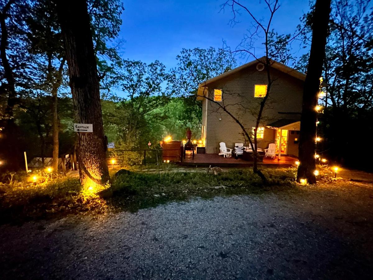 Loft lakefront house with hot tub, firepit, balconies - B&B Eureka Springs