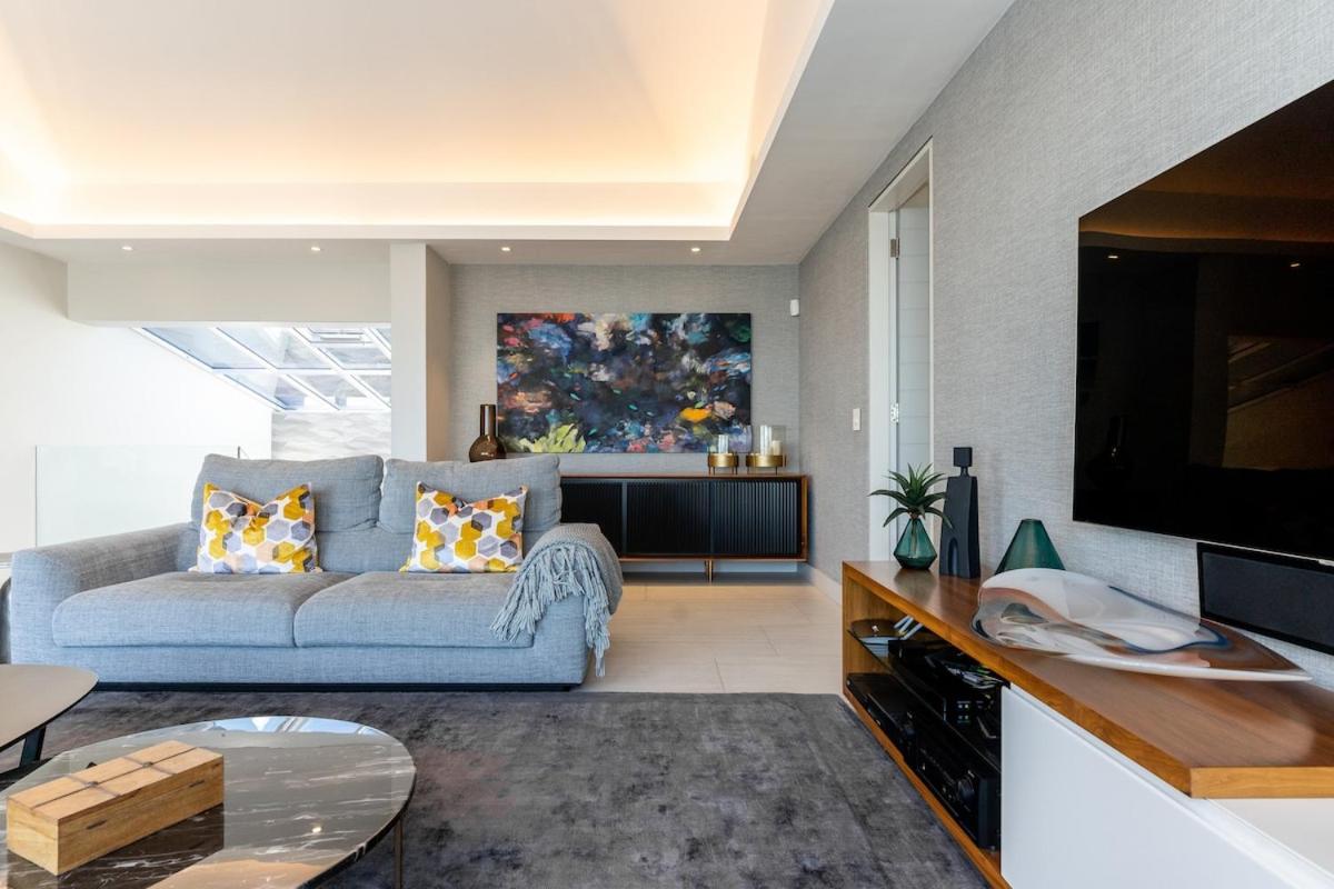Luxury Camps Bay Home with Stunning Ocean Views - B&B Cape Town