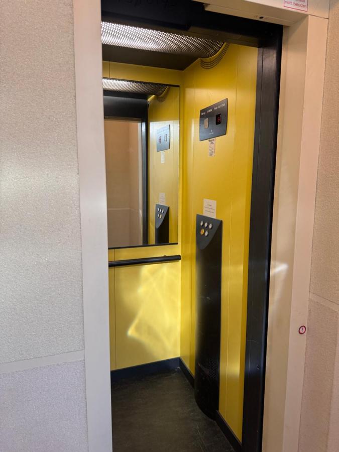 Ferienwohnung - Fahrstuhl - 2 Schlafzimmer - Küche - Wlan - Parkplatz - 6 Schlafplätze - Wanne - - Chambres d'hôtes Ronneburg