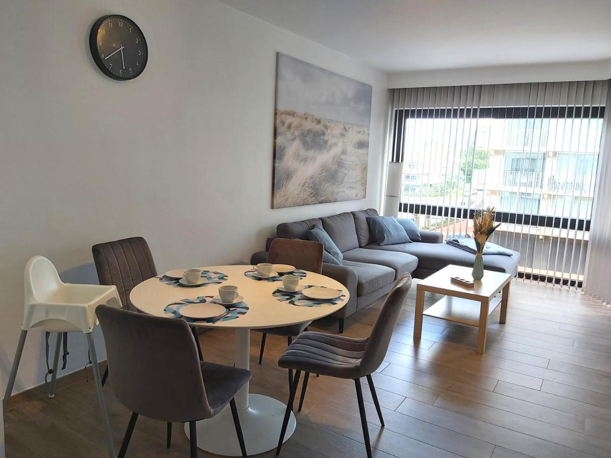 Amuzee Nieuwpoort - centraal gelegen appartement met 2 slaapkamers, met ondergrondse parkeerplaats - Chambres d'hôtes Nieuport