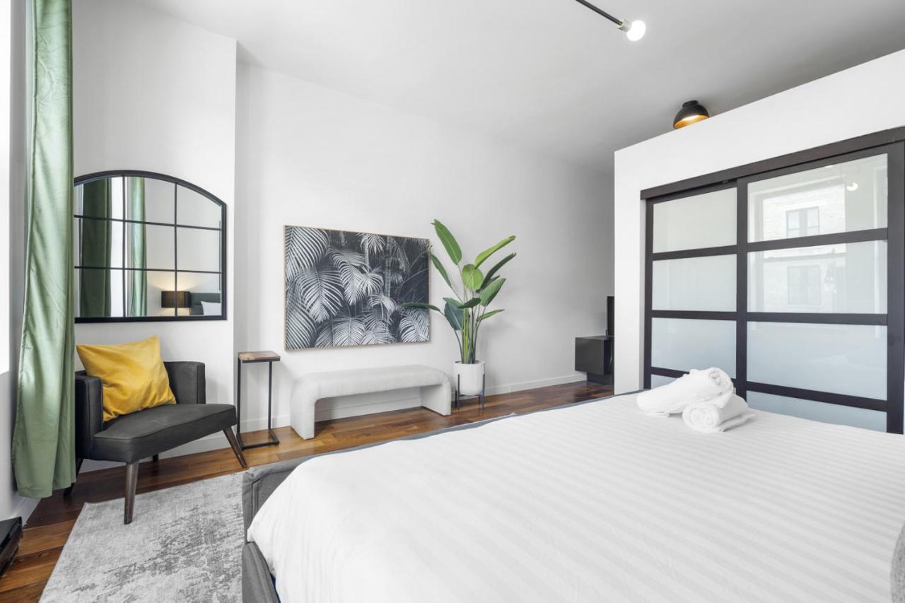 Stylish Loft in the Heart of St-Laurent - B&B Montreal