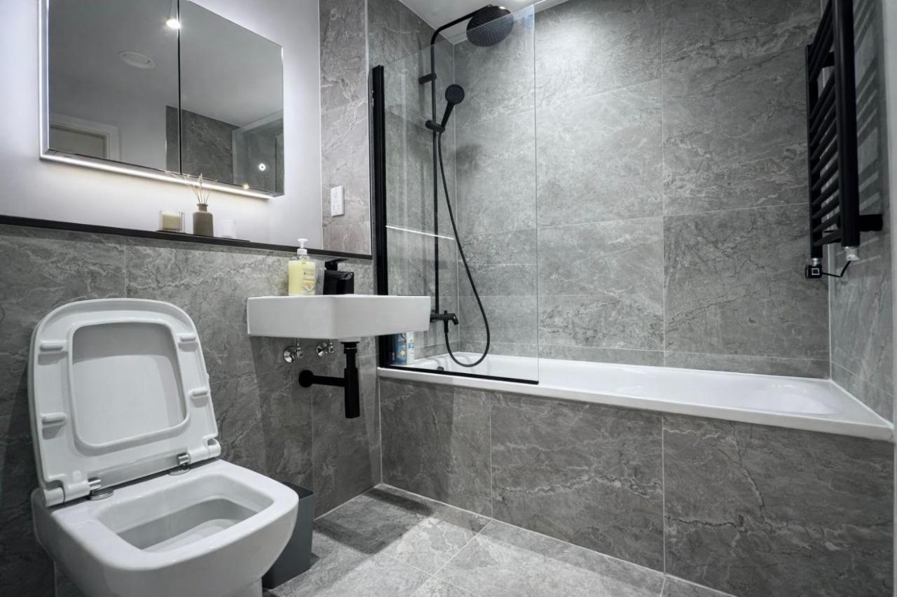 Industrial Luxe 2BR Designer Flat near Victoria - B&B Manchester