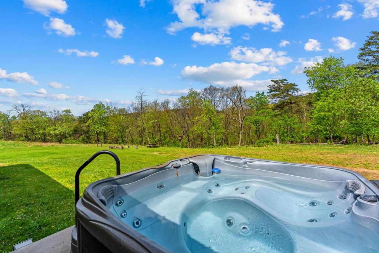 Rustic Barn Retreat w Hot Tub Game Room & FirePit - B&B Wardensville