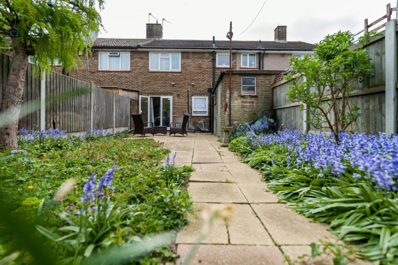Stylish 3-Bed Home - 5 min walk to ExCeL - Free Parking - Near O2 & Canary Wharf - B&B London