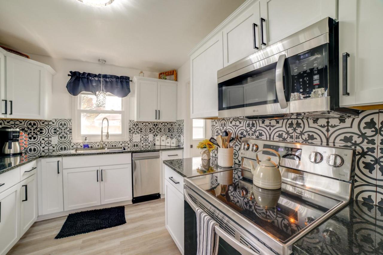 Pet Friendly w/ Yard! Modern La Porte Home By Dtwn - Ferienwohnung La Porte
