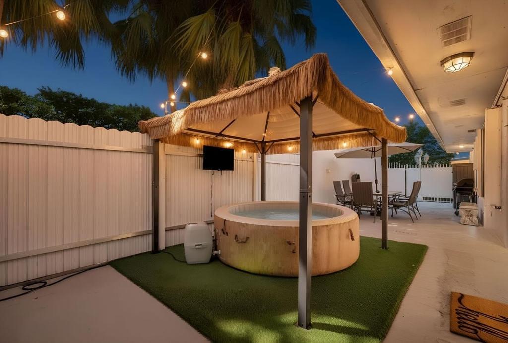 Luxury Suite with Jacuzzi, Tiki Hut and Private Patio - Bed and Breakfast Princeton