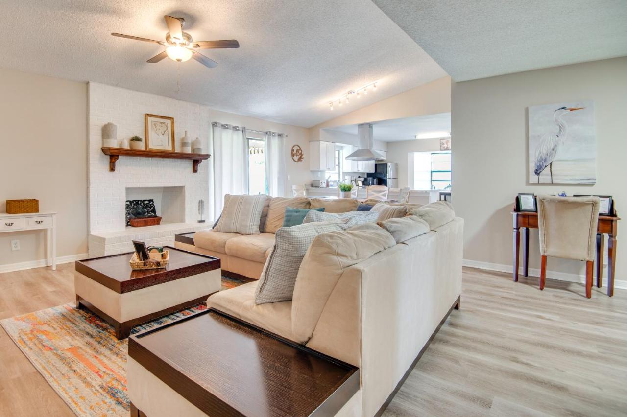 Palm Bay Home w/ 2 Car Garage: 10 Mi to Beach! - B&B Palm Bay