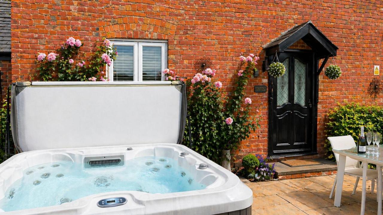 Falstaff Cottage, NEW HOT TUB, Sleeps up to 5, Stratford upon Avon - Chambres d'hôtes Stratford-upon-Avon