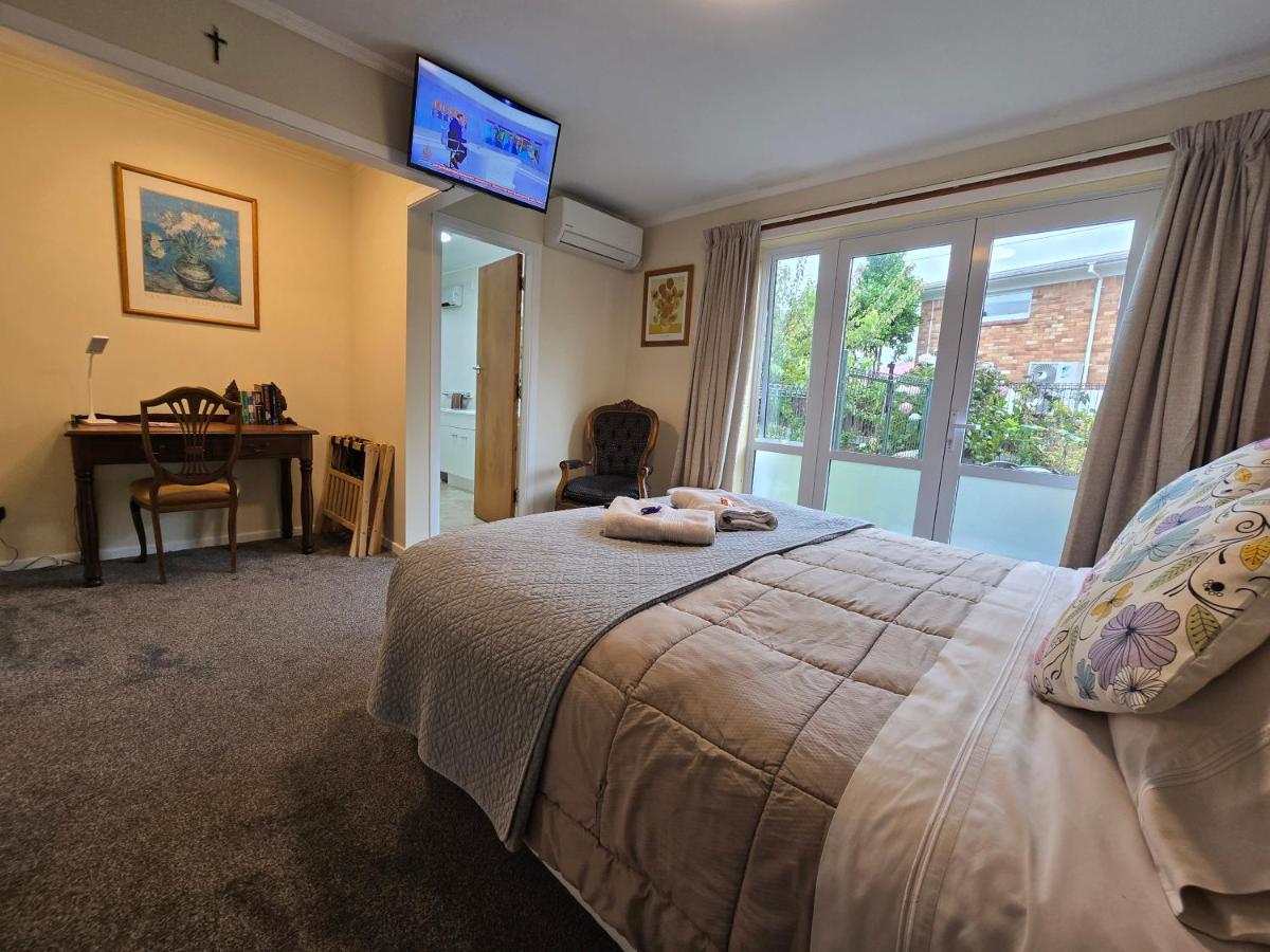 Queen Room with garden view