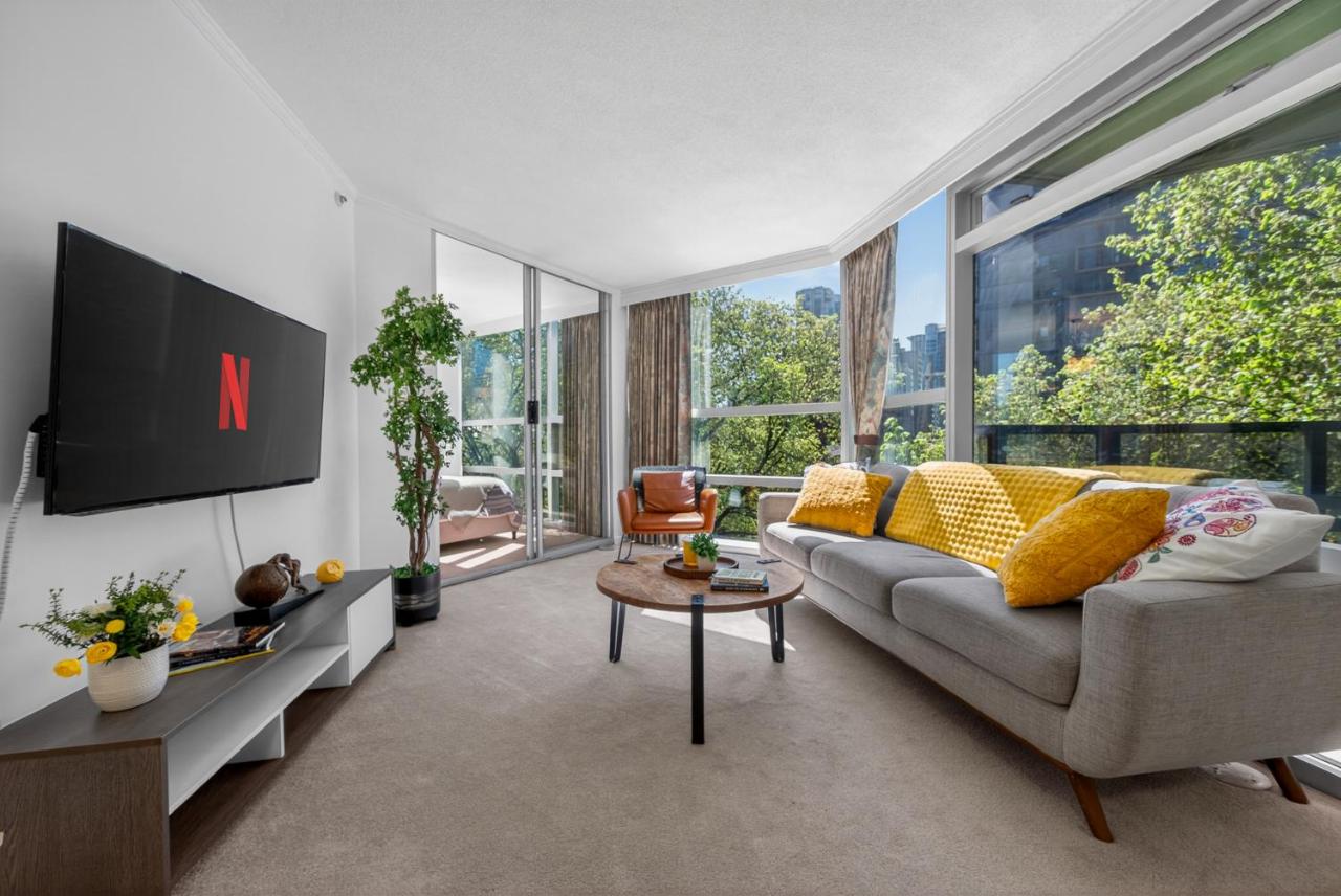 Luxury 3BR in Downtown Vancouver Steps to Burrard and Robson - B&B Vancouver