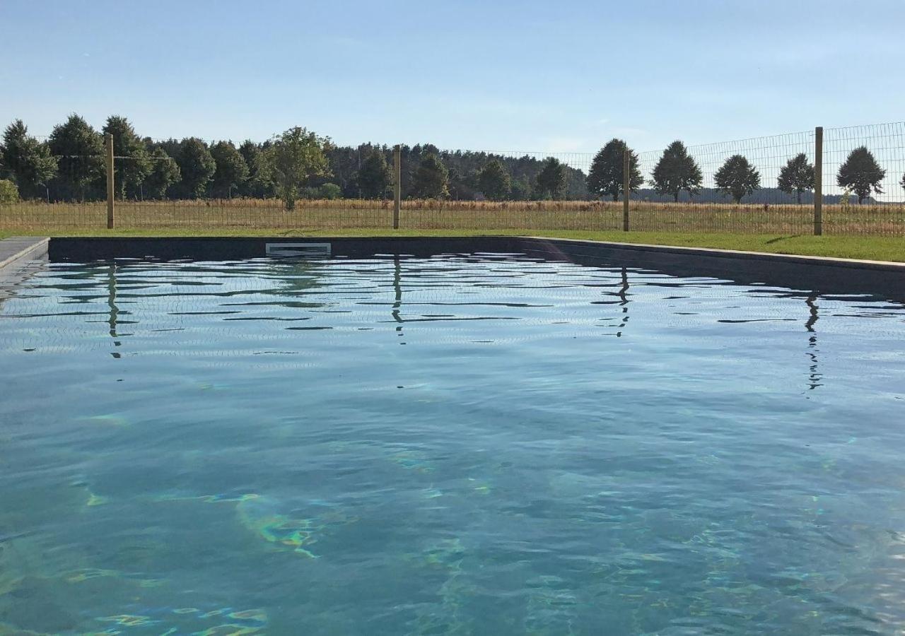 Cottage an der Müritz - großer Garten mit Pool - Außenküche und Grill - Kanus und Fahrräder kostenfrei - B&B Buchholz