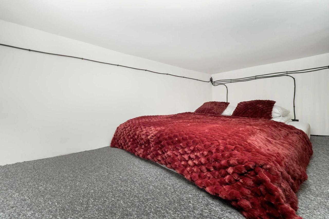 Tasteful Studio close to Piotrkowska Street by Noclegi Renters - Bed and Breakfast Łódź