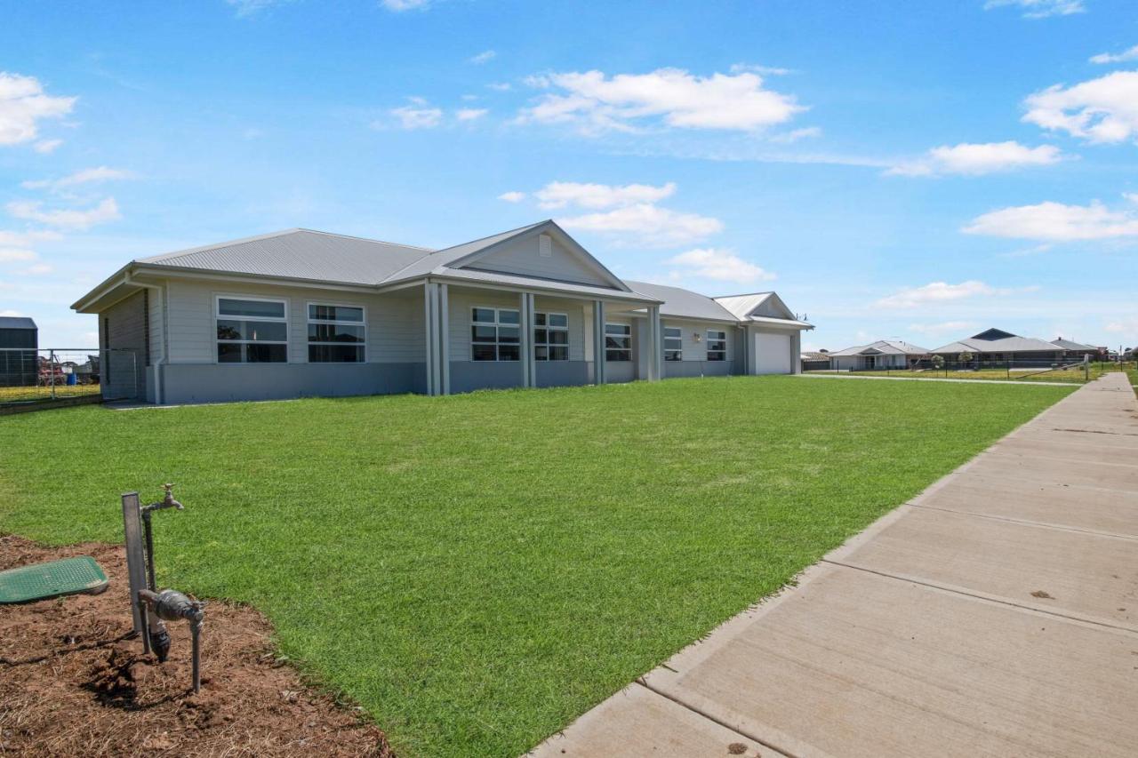 Large 6 Bedroom Home - Bed and Breakfast Yarrawonga