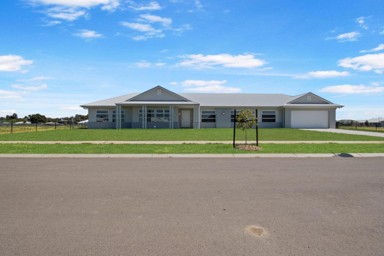 Large 6 Bedroom Home - Bed and Breakfast Yarrawonga
