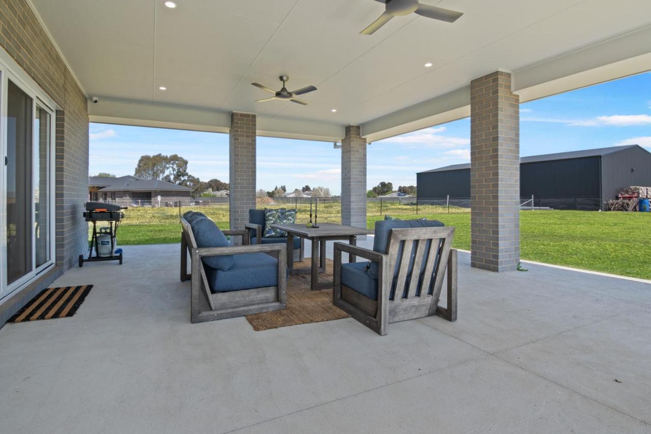 Large 6 Bedroom Home - Bed and Breakfast Yarrawonga