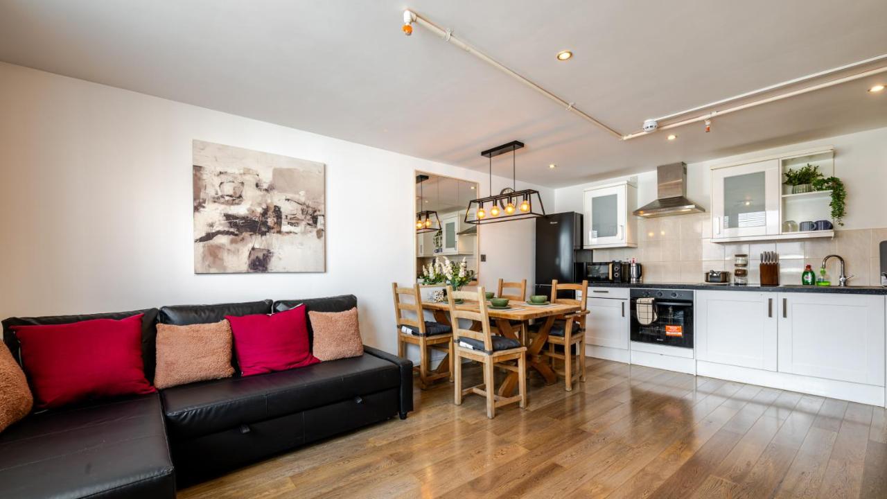Group-Friendly Flat - 3 Beds, a Sofa Bed & Parking - Bed and Breakfast Andover