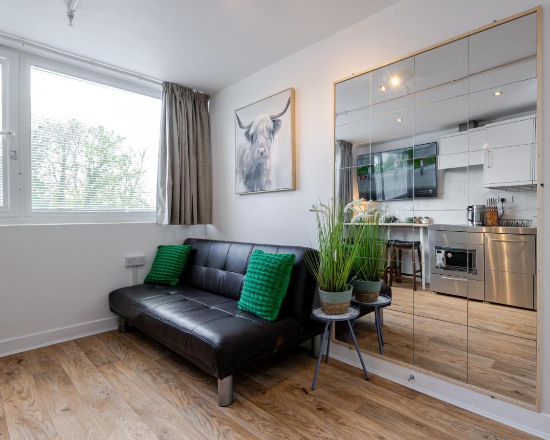 Stylish 1BR with Flat 65in TV in Andover Town Centre - Chambres d'hôtes Andover