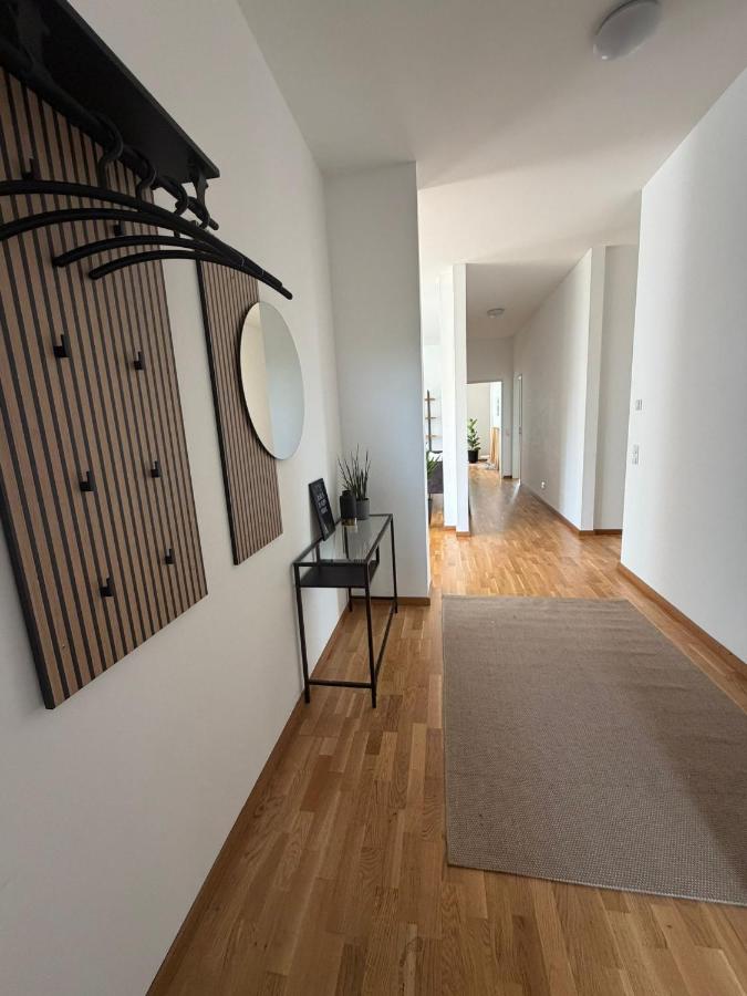 Große Designwohnung in Friedrichshafen mit Café im Haus und nur 5 Min zum Bahnhof, Bodensee, Messe & Flughafen - Chambres d'hôtes Friedrichshafen