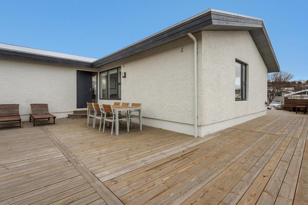 Spacious 4BR Reykjavík Home with Hot Tub and Garden - B&B Reikiavik