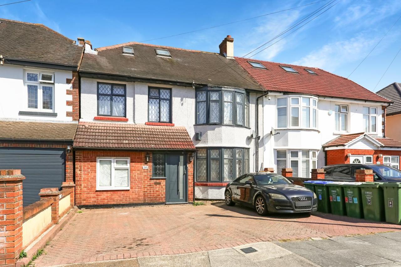 Beautiful en-suite studio with kitchenette and separate private lounge in London - Bed and Breakfast Welling