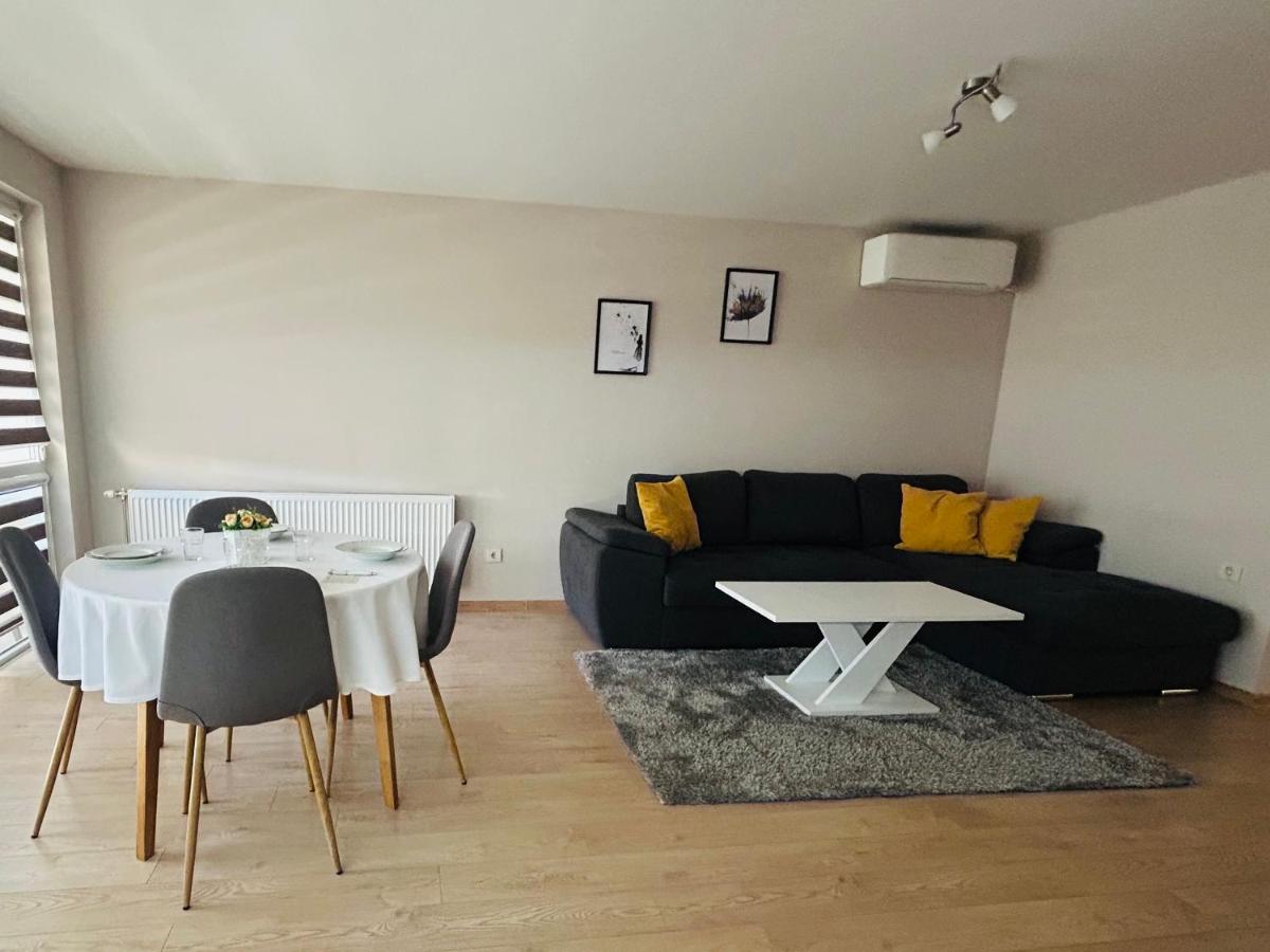 Апартамент Център Сливен 1 - B&B Sliven