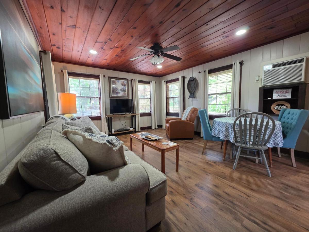#09 - Large Lakeview One Bedroom- Pet Friendly - Bed and Breakfast Hot Springs