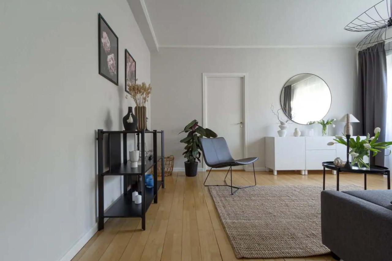Modern 1BR Apartment with Balcony 20min to City - B&B Stoccolma