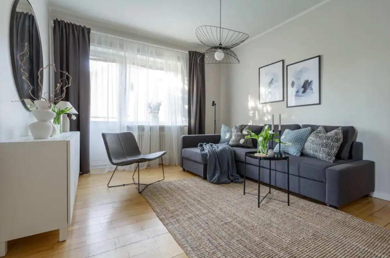 Modern 1BR Apartment with Balcony 20min to City - B&B Stoccolma