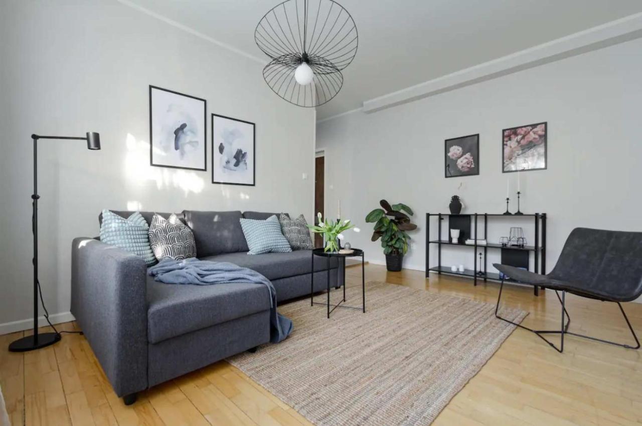 Modern 1BR Apartment with Balcony 20min to City - B&B Stoccolma