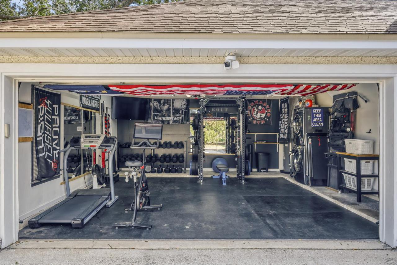 Relaxed Poolside Gym Escape - Bed and Breakfast Green Cove Springs