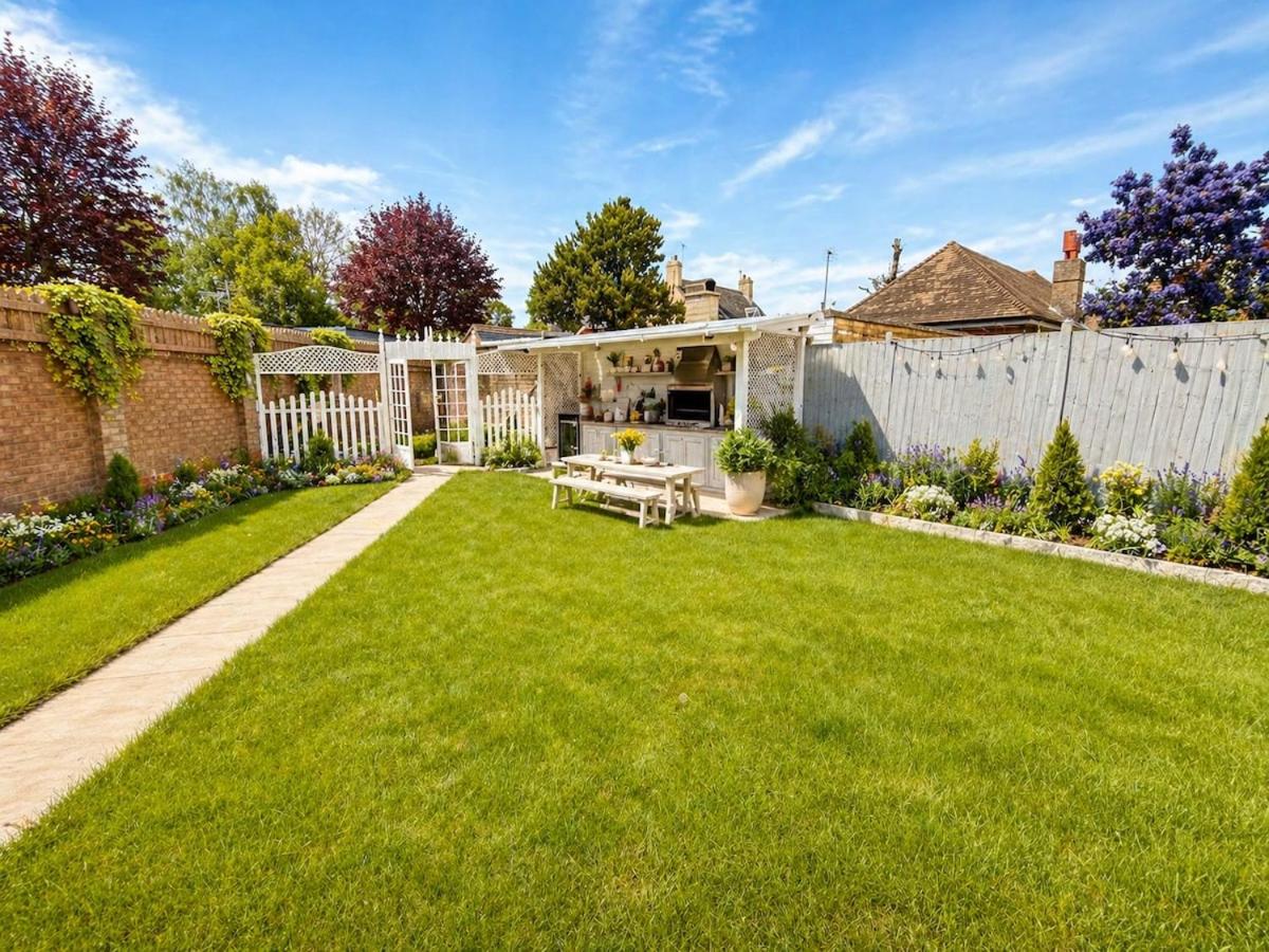 Spacious Villa Style Home, Garden, BBQ, Driveway - Bed and Breakfast Spalding