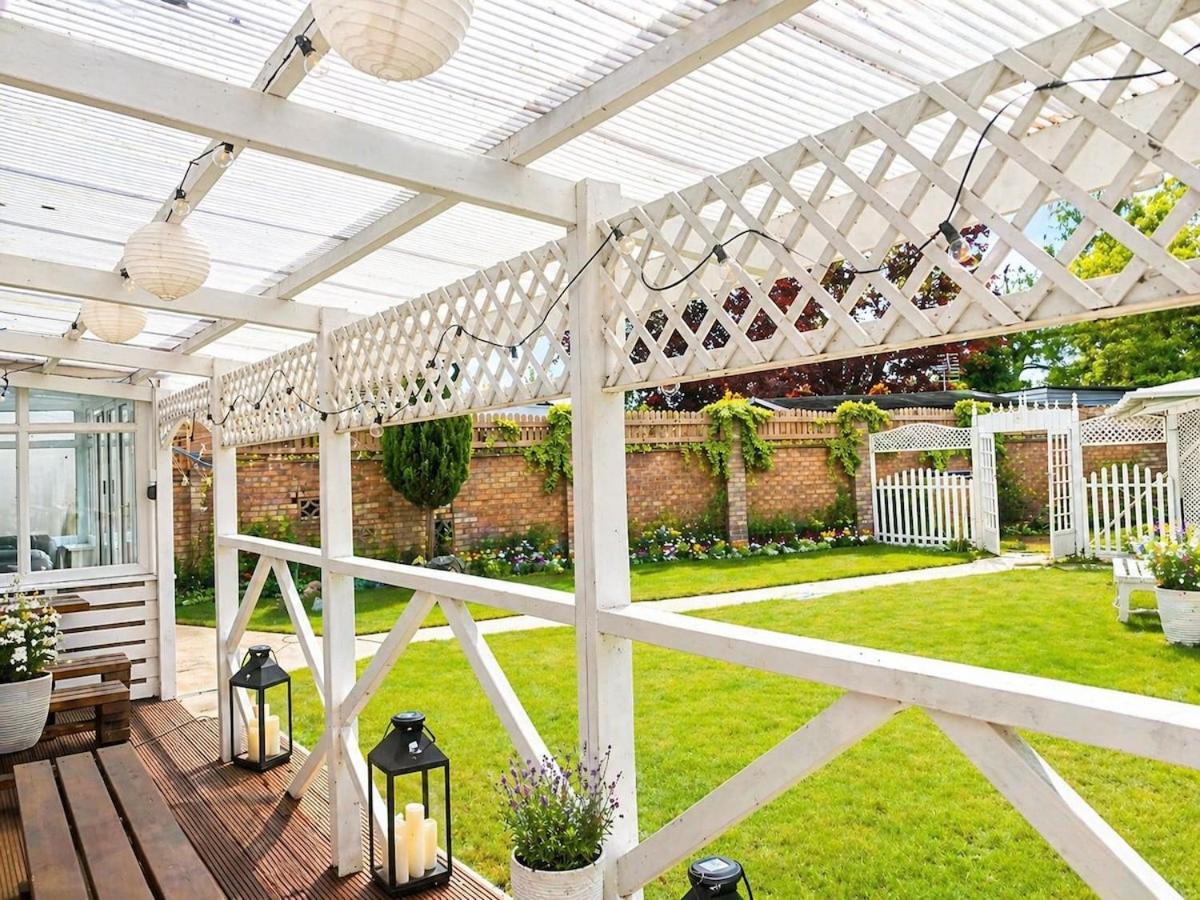 Spacious Villa Style Home, Garden, BBQ, Driveway - Bed and Breakfast Spalding