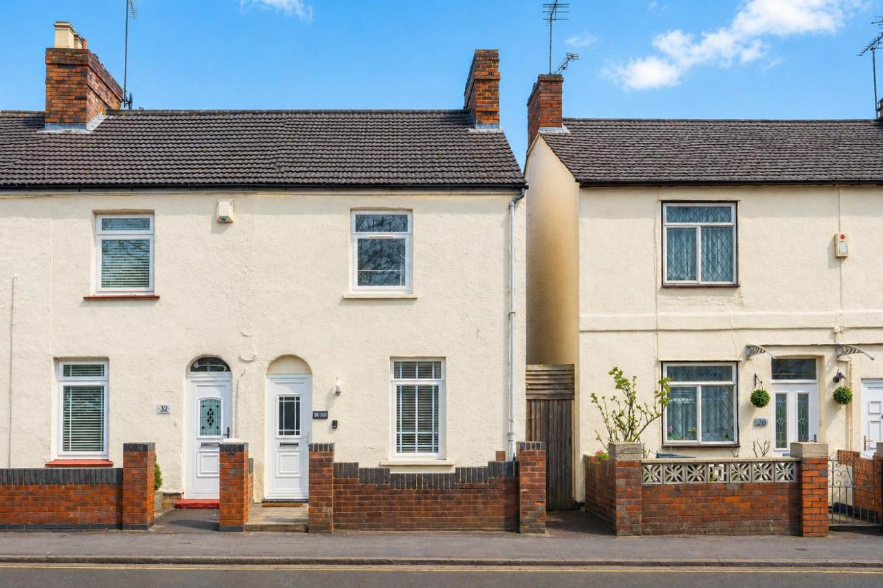 Modern House I Sleeps 5 I Near the High Street I Free Parking I Fast WIFI I Work Desk I Smart TV I Self-Check-In I By Yoko Property - Ferienwohnung Milton Keynes