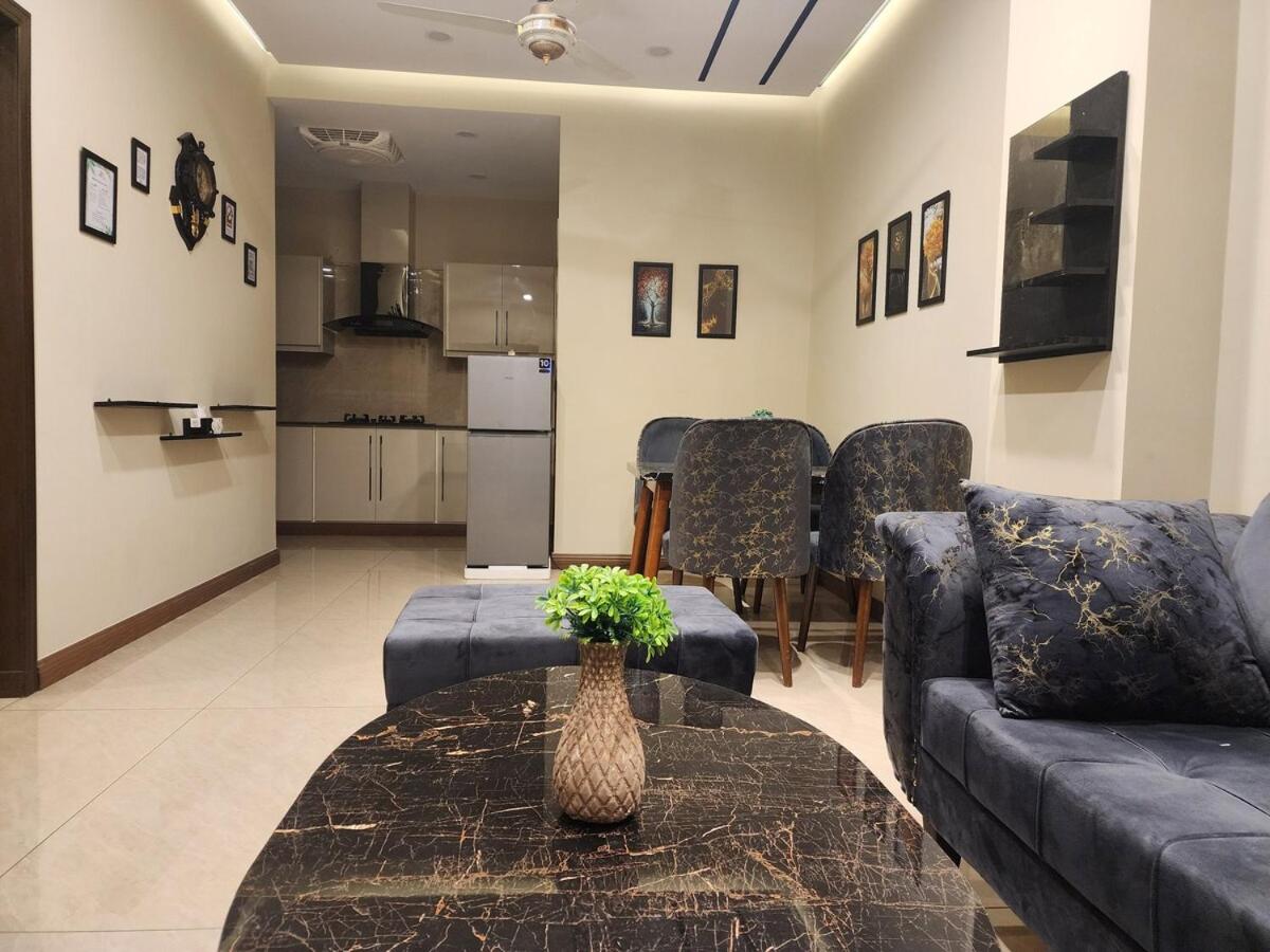 Standard 1BHK with UPS, across Giga Mall, Pool included - Ferienwohnung Islamabad