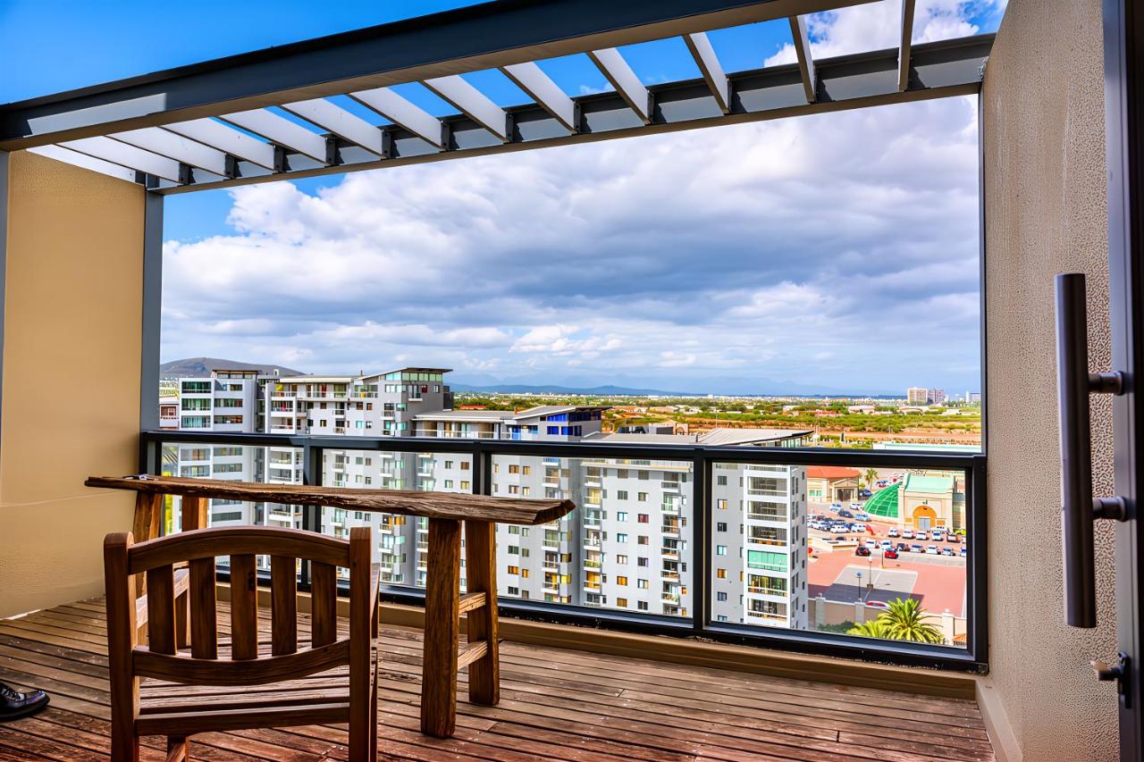 Waterside Serenity I Stylish 2BR at The Manhattan - Chambres d'hôtes Le Cap