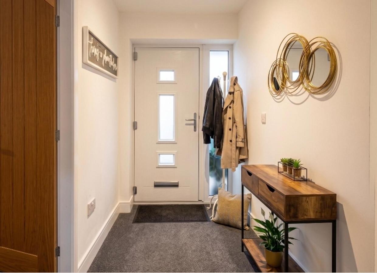 2 Bed Bungalow - Parking - New Build - High End Furnishings - Wheel Chair Accessible - Large Enclosed Garden - Dog Friendly - Chambres d'hôtes Rotherham