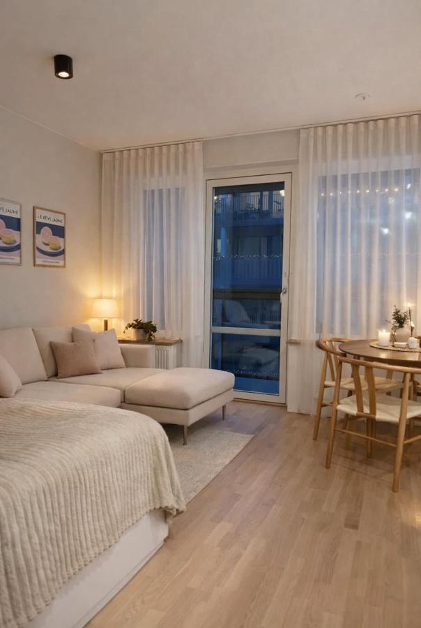 Modern studio with balcony - B&B Stockholm