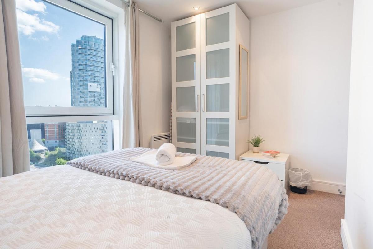 Canary Wharf Skyline Stay 2BR w Massive Balcony - Bed and Breakfast Londen