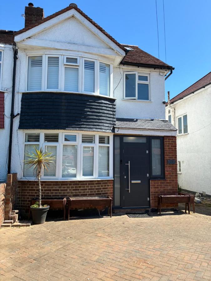 4 bed house close to Allianz Stadium, LHR and London 20mins away - Chambres d'hôtes Hounslow