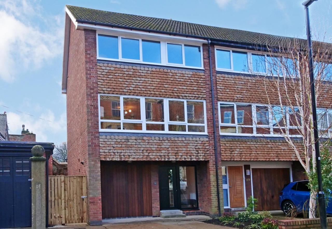 Sunny private garden with Two parking spaces - B&B York